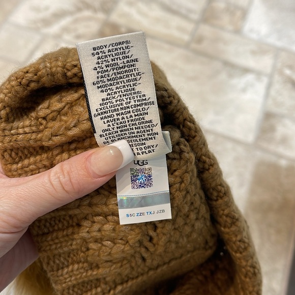 💥🇺🇸 UGG Women's Cable Beanie With Pom - Picture 9 of 11